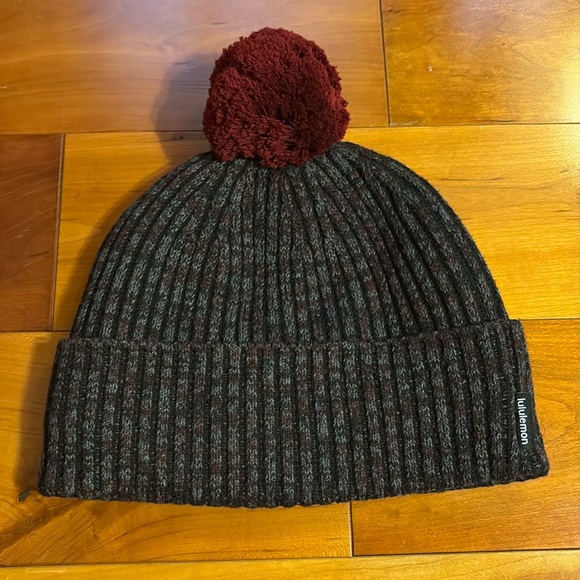 Lululemon Textured Fleece Pom Beanie - Picture 1 of 4